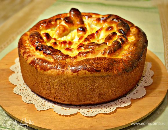 Готовому пирогу дать немного остыть на решётке и затем выложите на блюдо. Вот какой высоченный красавец у нас получился! 