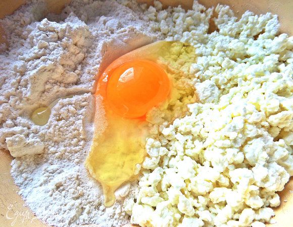 Растираем творог с мукой и яйцом. Добавим масло и немного молока.