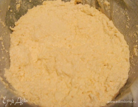 Молоко и ряженку вылить в кастрюлю, поставить на медленный огонь.
Иногда осторожно перемешивать. 
До кипения ни в коем случае не доводить! 
Когда все свернется и отделится сыворотка, снять с плиты и полностью остудить.
В дуршлаг положить марлю в два слоя и вылить остывшую творожную массу.
Оставить стекать на несколько часов, я оставляла на ночь. Только нужно накрыть крышкой или чем-нибудь еще, чтобы творог не заветривался.
