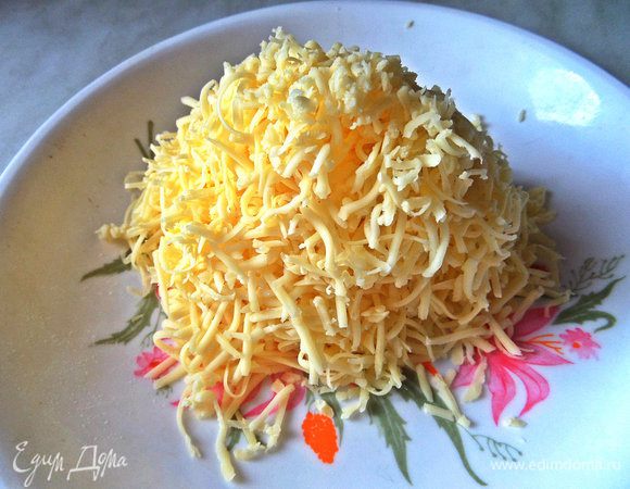 Сыр мелко натереть.