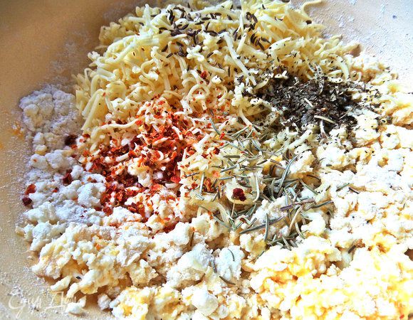 Всыпать сыр в тесто, приправить ароматными травками. Я выбрала на свой вкус.