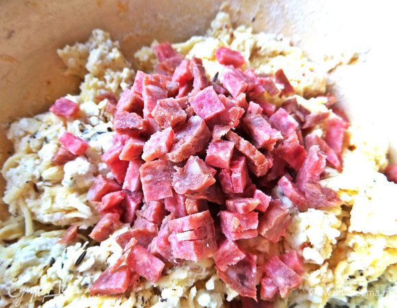 Вмешиваем колбасу в тесто.