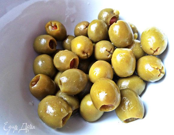 Оливки (у меня с начинкой из перца, но это не важно) нарезать на восьмушки или четвертинки.
