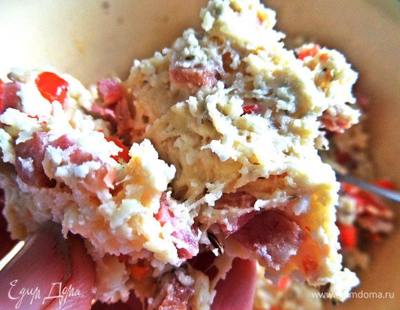 Отщипываем по ложке теста и катаем в руках типа сырничка.