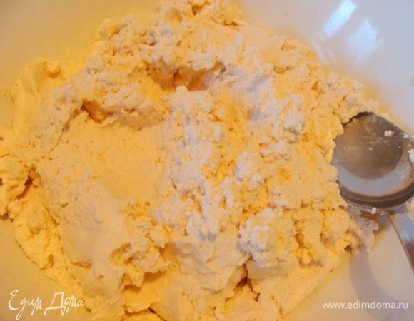 Переложить творог в миску, размять.