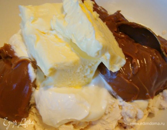 Добавить сметану, вареную сгущенку и размягченное сливочное масло.
Все тщательно перемешать.