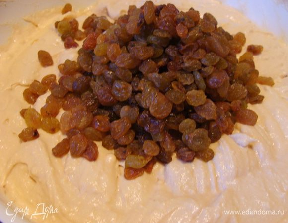 Изюм у меня был мягкий, я не распаривала дополнительно.
Добавить его к получившейся смеси.