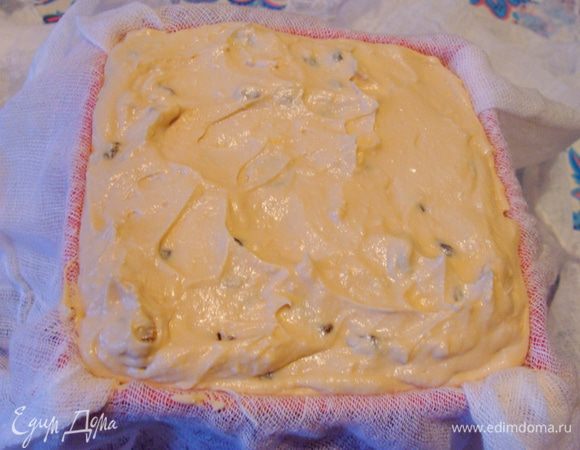 Форму выложить марлей, уложить в нее массу, завенуть марлю