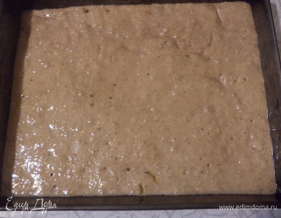 Вылить тесто в смазанную маслом форму для выпечки, поверхность разровнять, выпекать при температуре 180 градусов 40 - 60 минут.