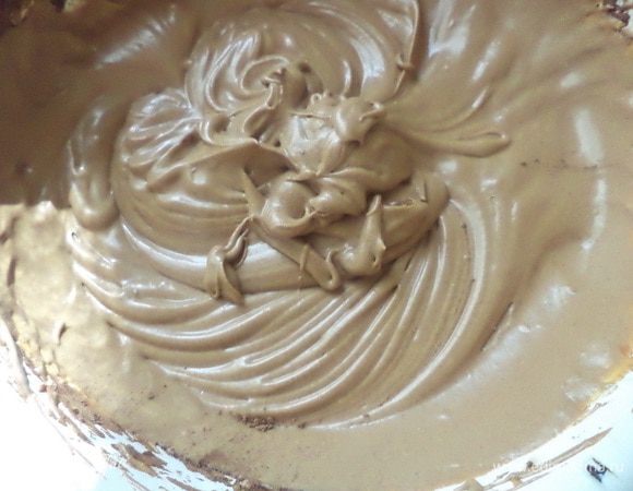 Теперь приступаем к приготовлению крема. Размягчённое сливочное масло растереть с сахарной пудрой. Растирая, понемногу добавить варёную сгущёнку, какао и коньяк.