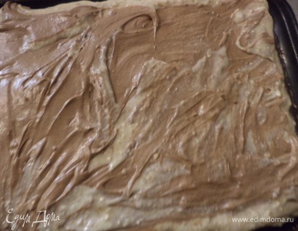 Нижний пласт намазать половиной ореховой начинки, а сверху начинку намазать половиной крема.