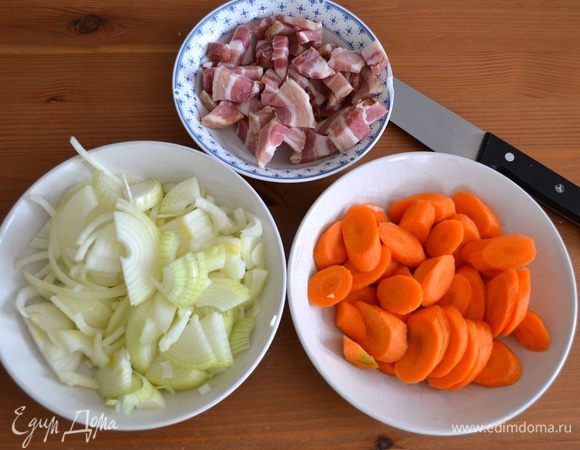 Бекон нарезать кубиками, лук и морковь очистить и нарезать не очень мелко.