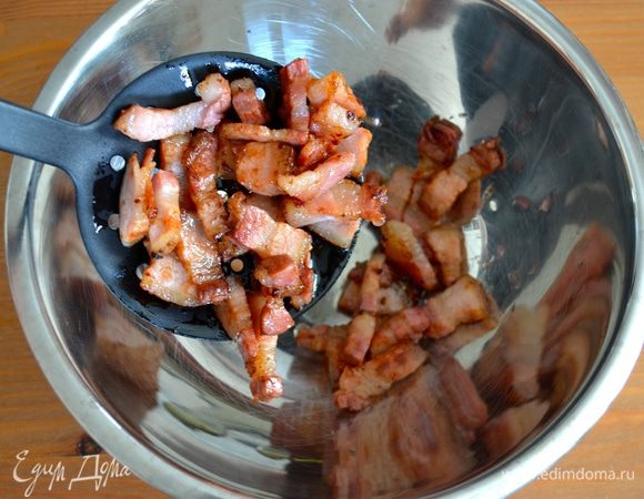 Как только будет готов, достать его из кастрюли с помощью шумовки и отложить в сторону.