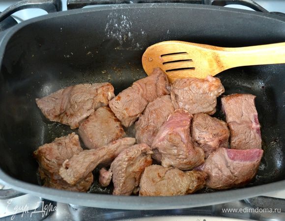 В той же кастрюле на оставшемся от бекона жиру обжарить частями мясо на достаточно сильно огне. У меня обычно получается обжарить в два захода. Не выкладывайте сразу все мясо! Кусочки должны хорошо поджариться со всех сторон.