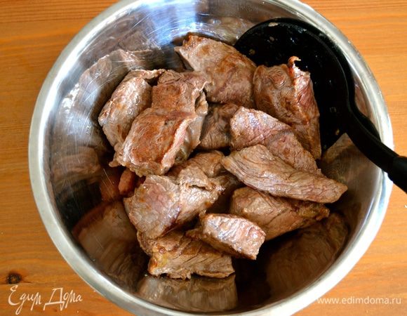 Готовое мясо выложить в миску с беконом.