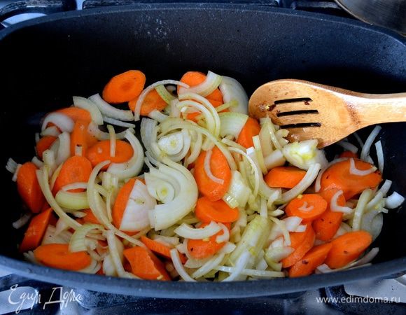И теперь в кастрюлю выкладываем подготовленные овощи. Обжариваем несколько минут, время от времени помешивая.