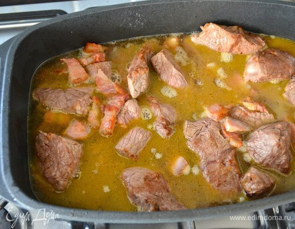 Теперь залить всё горячим мясным бульоном.