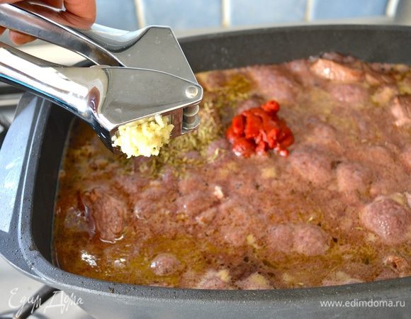 Добавить лавровый лист, томатный концентрат и выдавить чеснок. Как следует осторожно все перемешать и все!:)