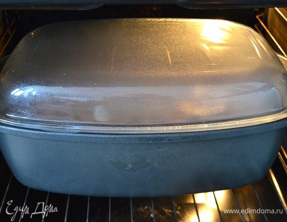 Накрываем кастрюлю крышкой и ставим в разогретую до 190°C духовку. Забываем о мясе на 2-2,5 часа!