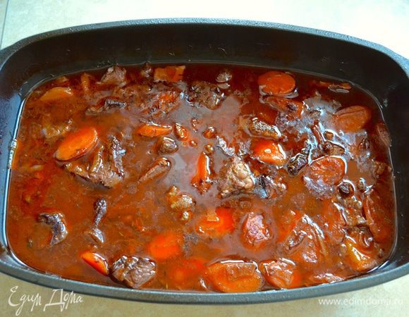 Через 2,5 часа мясо издает соблазнительные ароматы и выглядит вот так...