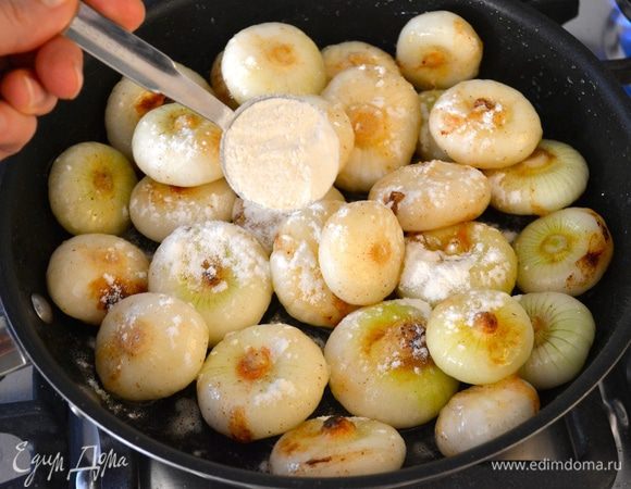 Затем добавить в сковороду муку и сахар, влить уксус и как следует все перемешать. Обжаривать пока лук не приобретет золотистый оттенок.