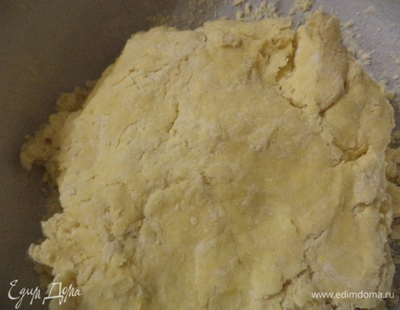 Для приготовления теста просеять в миску муку, порубить в крошку муку и охлаждённое сливочное масло. 
Добавить желток, соль, ледяную воду, замесить гладкое эластичное тесто. Сформировать из теста шар, убрать тесто на 30 мин в холодильник.