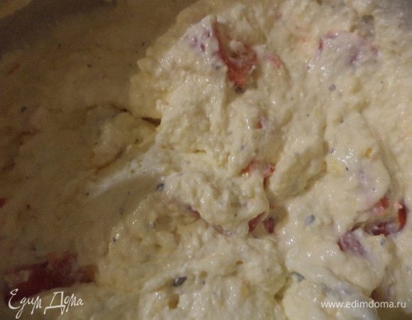 Для начинки творог протереть через сито, добавить сметану и яйца, тщательно растереть, добавить натёртый твёрдый сыр, измельчённый чеснок, нарезанные вяленые помидоры, орегано, посолить, тщательно перемешать.