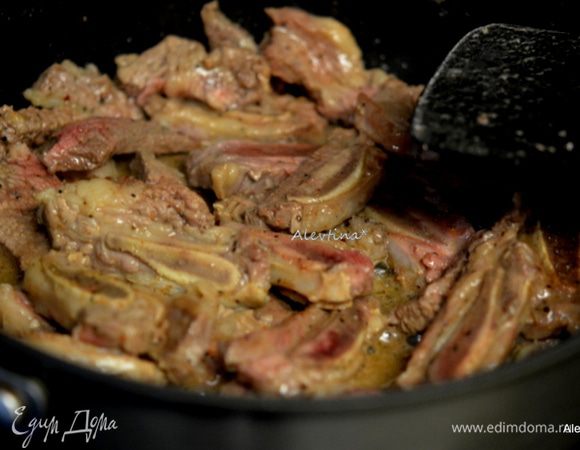 Растопить сливочное масло 50 г на сковороде или в жаровне. Кусочки говядины посолить и поперчить. Обжарить на масле с обеих сторон.

