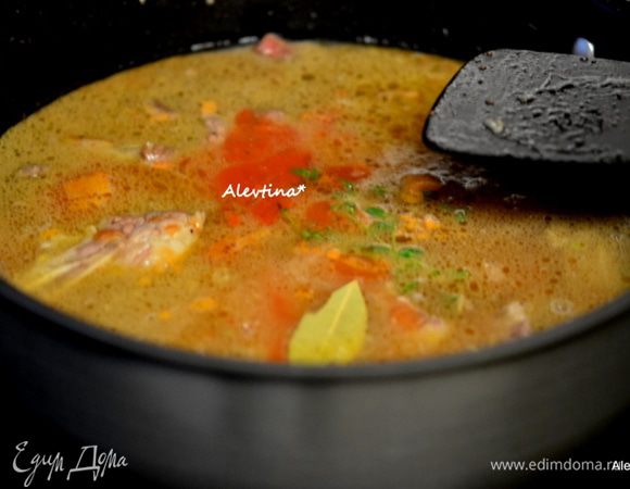 Добавить чеснок порубленный, тушить до запаха или 1 мин. Затем добавить говяжий бульон, томатную пасту,тимьян, вуштерский соус, лавровый лист. Убавить огонь, закрыть крышкой и тушить 1 час.