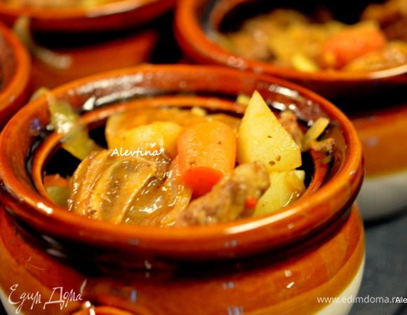 Переложить блюдо по горшочкам. Поставить в разогретую духовку на 180С на 30 мин.