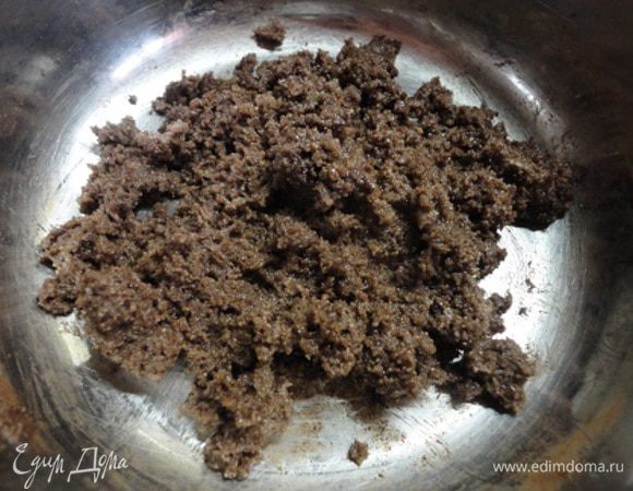 Когда тесто подойдет, его надо обмять и приготовить начинку: 100 г сливочного масла растереть в крошку с оставшимся сахаром.