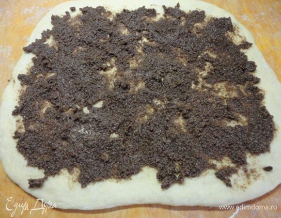 Тесто разделить на две части и раскатать в прямоугольные формы размером 20х30 см. Выложить начинку.