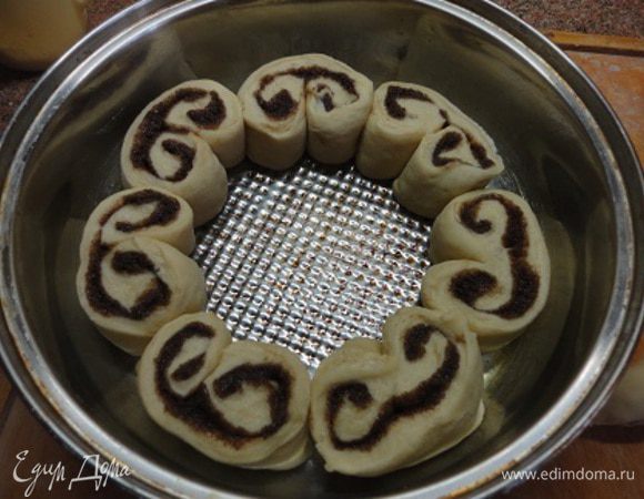 Разрезать на кусочки шириной 4 см, уложить в смазанную оставшимся сливочным маслом форму и оставить в теплом месте еще раз подойти.