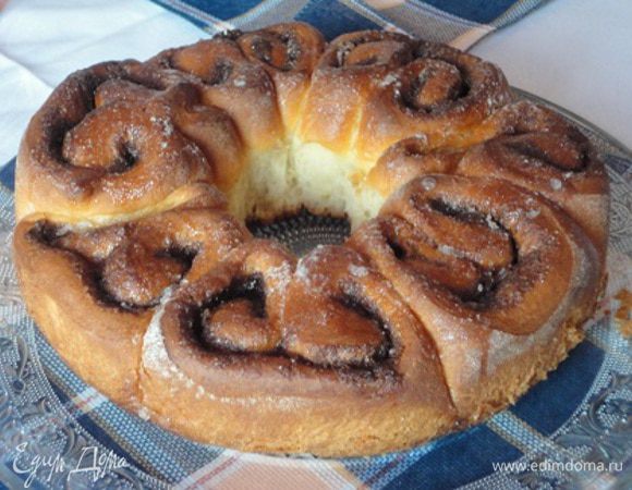 Выпекать плюшки в духовке при температуре 200 градусов 20 минут. Приготовить глазурь: сахарную пудру соединить с молоком и хорошо перемешать. Покрыть глазурью плюшки.