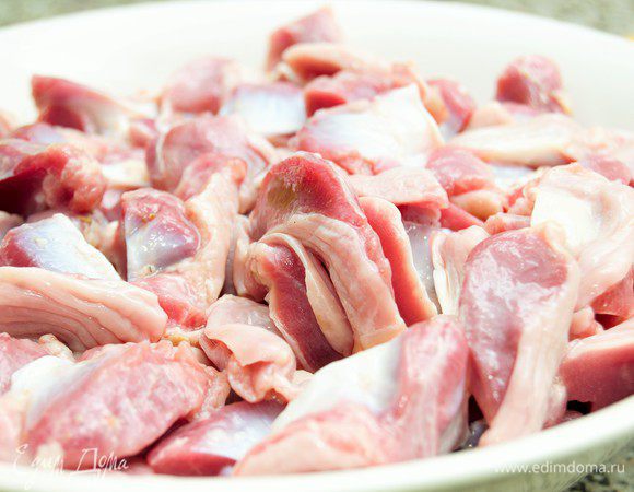 Желудки тщательно зачистить, промыть, разрезать на 2-3 части в зависимости от размера.