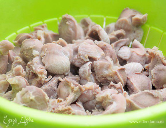 Опустить желудки в кипящую подсоленную воду, снять пену. Проварить 10-12 минут. Откинуть на дуршлаг.  Оставить 300 мл бульона, в котором варились желудки.