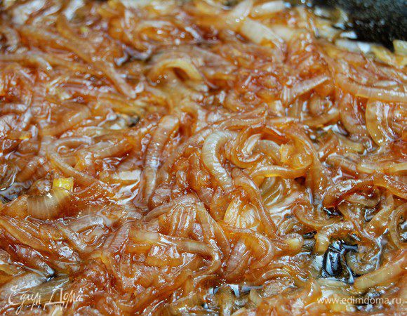 Пока варятся желудки, займемся луком. Лук нарезать полукольцами. В сковороду добавить оливковое масло, обжарить лук на сильном огне до золотистого цвета. Влить 1,5 ст.л. бальзамического уксуса, перемешать. Через 2 минуты присыпать лук 1,5 ст.л. коричневого сахара. Помешивая, дождаться карамелизации лука, после чего влить виски. Выпарить алкоголь. Завершающий этап – соевый соус. Вливаем его в сковороду (1,5ст.л.), перемешиваем. Тушим лук еще 1,5-2 минуты. Перекладываем лук в тарелку.