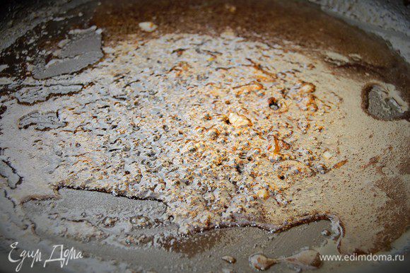 В сковороду, в которой готовился лук, влить 1 ст.л. бальзамического уксуса, 1 ст.л. соевого соуса и 1 ст.л. коричневого сахара. На тихом огне довести смесь до кипения.