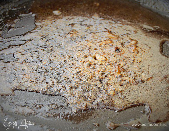 В сковороду, в которой готовился лук, влить 1 ст.л. бальзамического уксуса, 1 ст.л. соевого соуса и 1 ст.л. коричневого сахара. На тихом огне довести смесь до кипения. 