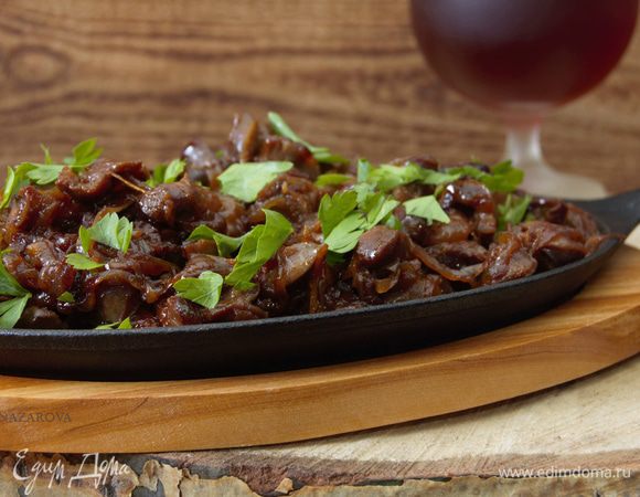 Готовое блюдо присыпать зеленью. Идеальный гарнир – либо рис, либо отварной картофель. 
Приятного аппетита!  
