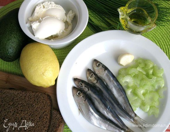 Приготовить все необходимое. Стебель сельдерея, лук, авокадо и лимон помыть. Стебель сельдерея тонко нарезать. Чеснок почистить.