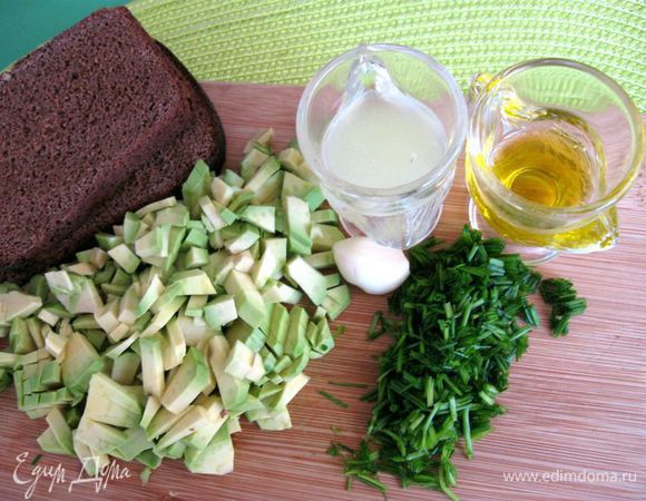 Шнитт - лук мелко (диагонально) порезать. Из лимона выжать сок. Авокадо порезать на половинки, отделить от кожуры, вынуть косточку. Мелко порезать  (можно измельчить с помощью вилки или пюрировать в блендере). 