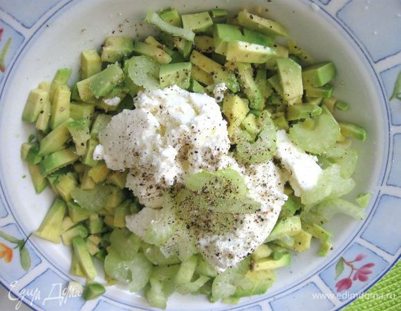 Сразу добавить лимонный сок (или сок лайма) к авокадо, чтобы мякоть не стала темнеть, перемешать. Добавить сливочный сыр, посолить, поперчить, перемешать. Добавить сельдерей. 