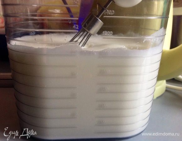 Белки взбиваем со щепоткой соли до крепкой пены как на фото.
Потом именно ложкой, а не блендером вмешиваем туда 10 столовых ложек молока, вмешиваем снизу верх аккуратно.