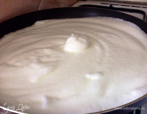 Сливочное масло растопили на сковороде, сковорода лучше всего с антипригарным покрытием, и выкладываем на нее нашу белковую массу.