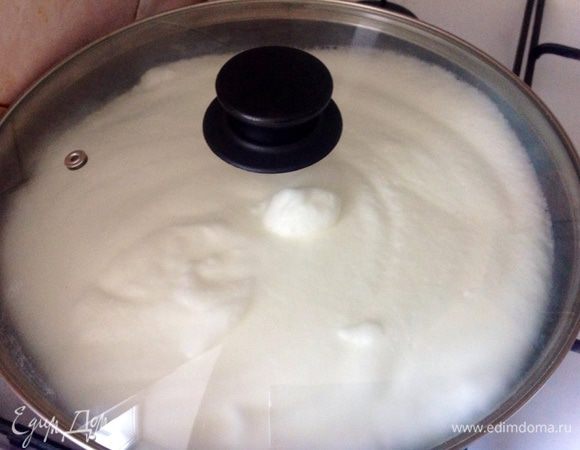 Накрываем крышкой и на медленном огне готовим минут 10-15, пока масса не начнет подниматься и крышка ей уже будет как бы мешать.