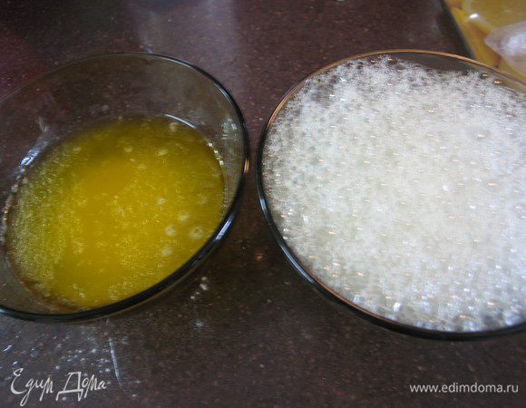 Масло растопить. Соду погасить соком из половины лимона, муку просеять.