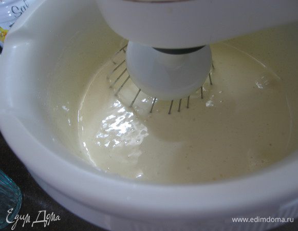 Яйца взбить с сахаром и ванильным сахаром в крепкую пену.