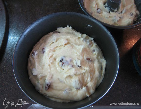 Формочки смазать маслом, присыпать мукой или манкой, разложить тесто на 2/3 формы. Отправить в разогретую до 180 градусов духовку на 45-50 минут.  Время определяйте сами в зависимости от размера форм. Выпекать до сухой палочки.