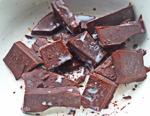 Шоколад (у меня 50%) поломать, плеснуть молока или сливок и поставить на водяную баню.